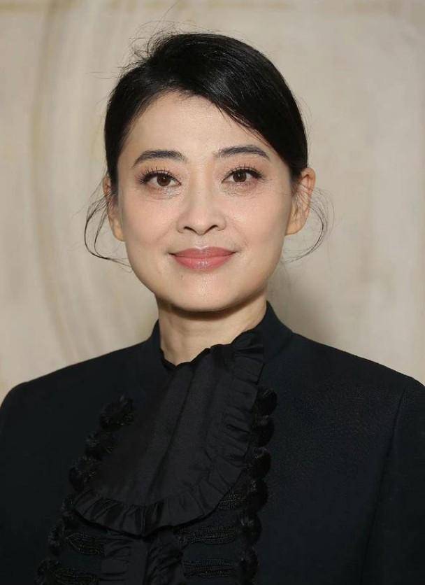 世界她的黑眼圈看起来很老气9岁女儿脸顶ag旗舰厅app大姐带着女儿去巴黎看(图1)